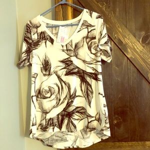 NWT Medium white with black rose design Christy T